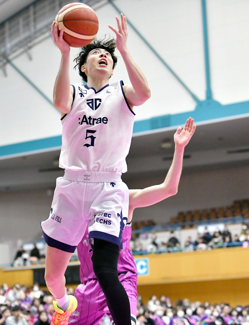 福島－Ａ千葉　第１クオーター、シュートを打つＡ千葉・前田＝須賀川市