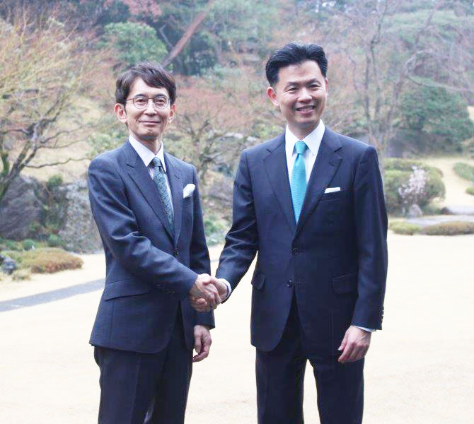 協業を発表したDICの池田尚志社長(左)と国際文化会館の近藤正晃ジェームス理事長=12日、東京都港区の国際文化会館