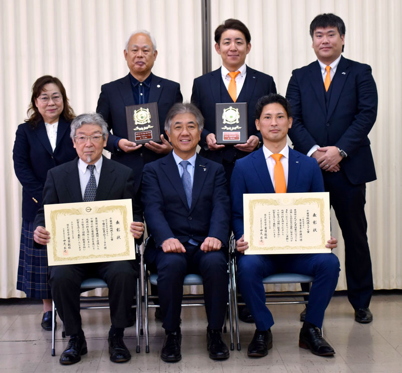 「千葉日報地域きずな賞」を受賞した２団体の代表者ら＝１７日、千葉市中央区