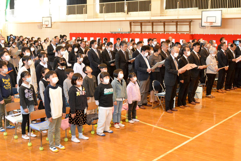 布施小最後の校歌を斉唱する閉校式の出席者ら