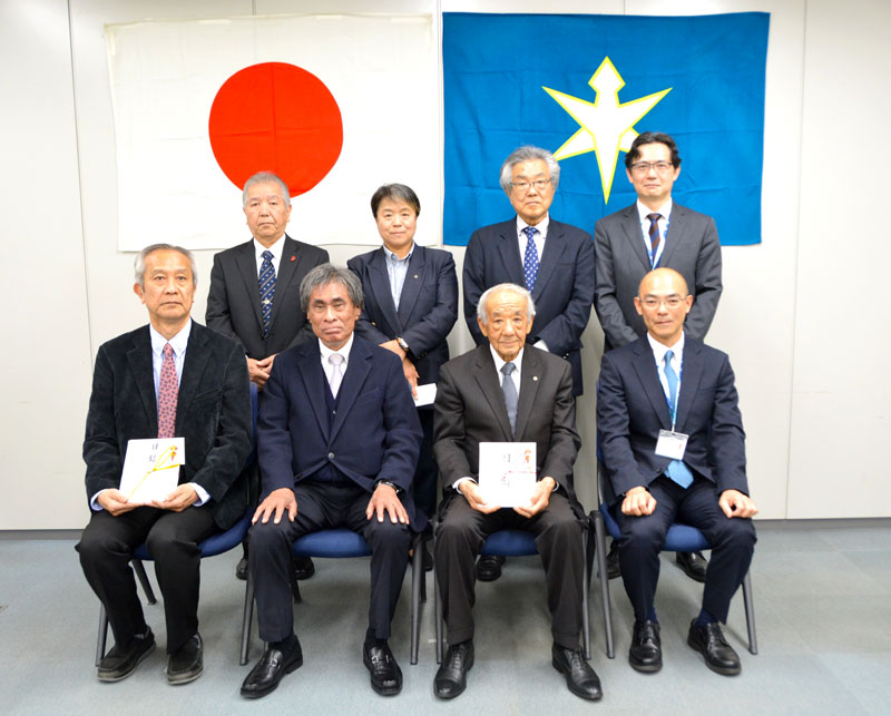 贈呈式に参加した菅会長（前列左から２人目）ら＝県庁