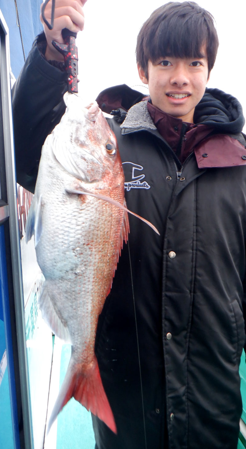 保田沖で釣り上げたマダイ（写真は「村井丸」提供）