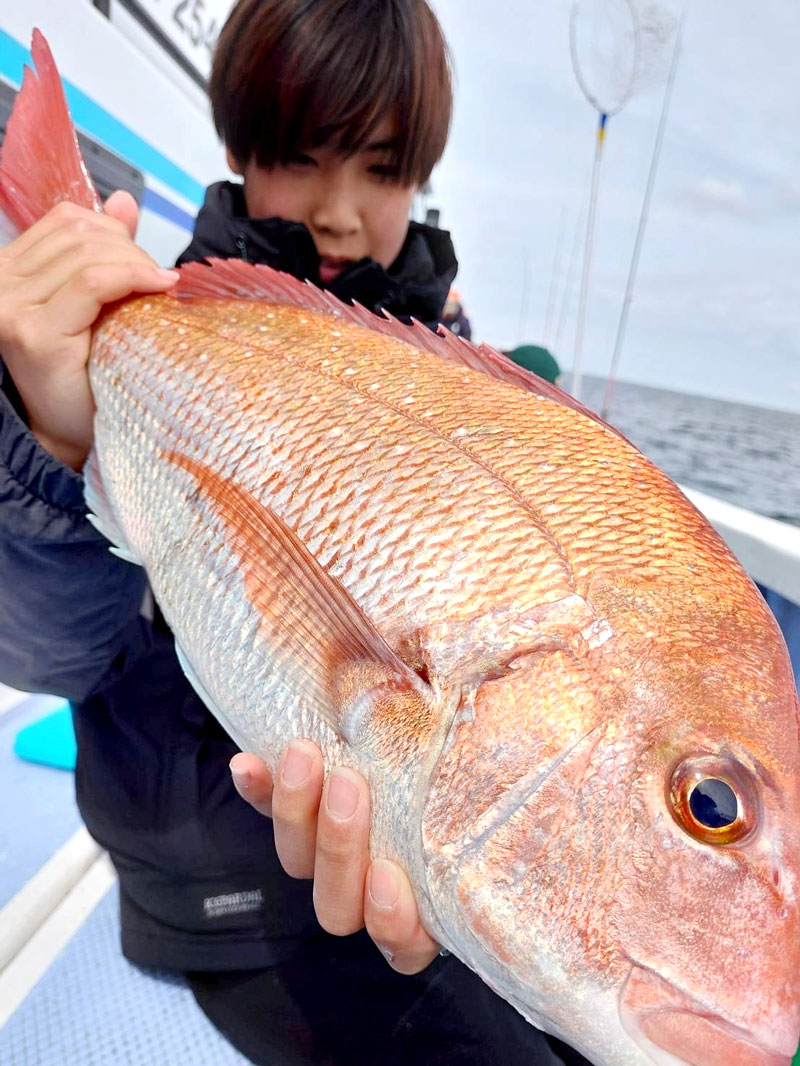 鹿島沖でゲットしたマダイ（写真は「幸栄丸」提供）