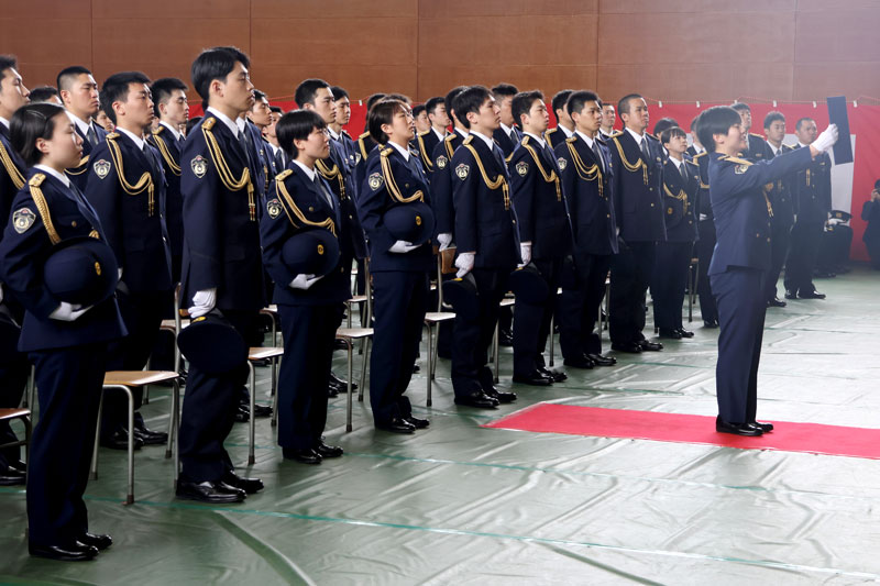 入校式で宣誓する代表者ら