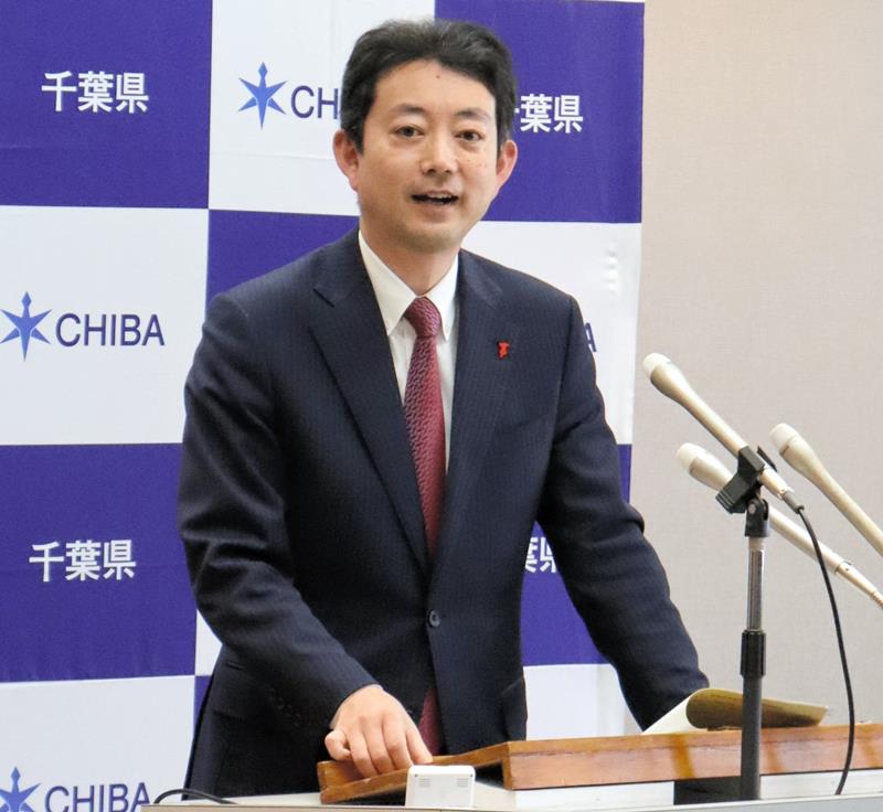 定例記者会見で質問に答える熊谷知事＝２４日、千葉県庁