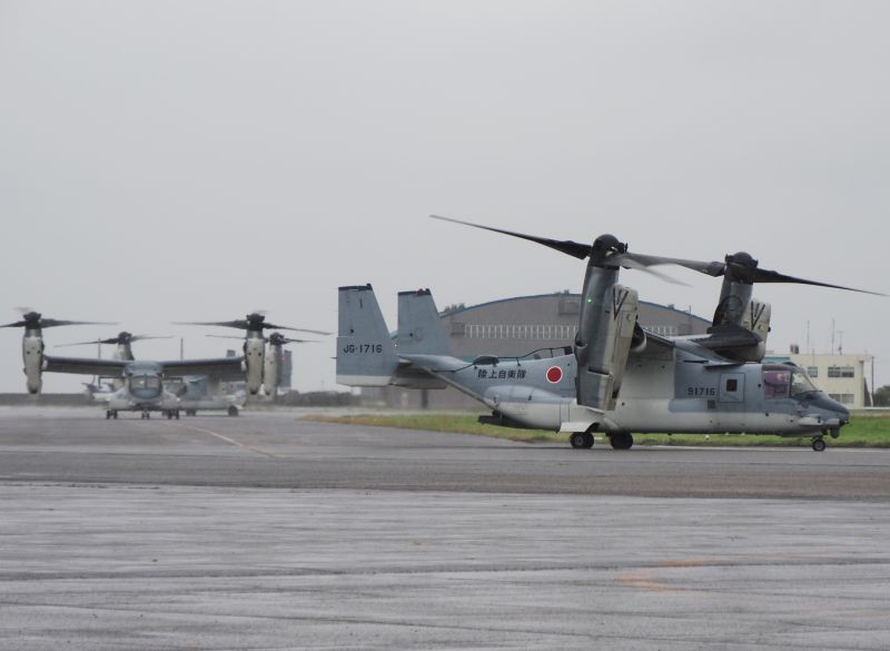 陸上自衛隊木更津駐屯地で、隊列を組んで移動するＶ２２オスプレイ＝２０２４年１０月、木更津市