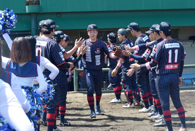 初回の守備につく千葉ＳＳの選手ら＝３日、袖ケ浦市営球場