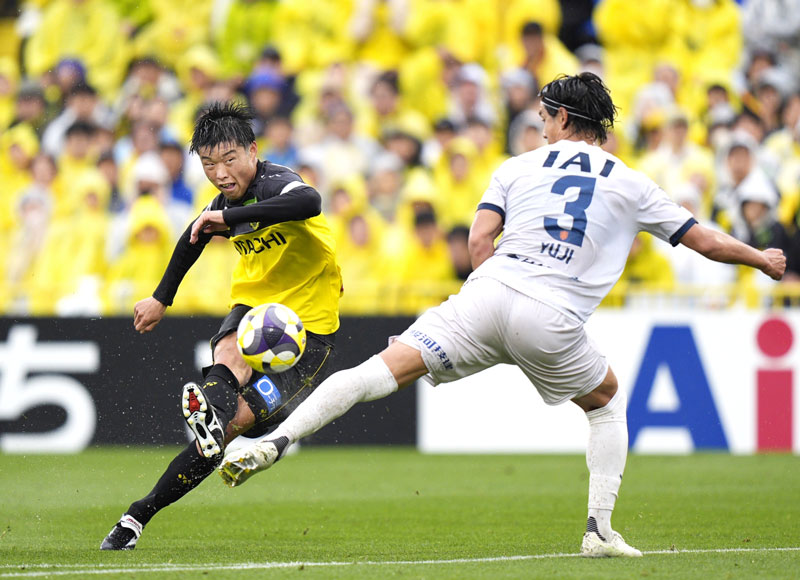 柏―清水　前半、ゴールを狙う柏・垣田（左）＝三協Ｆ柏（共同）