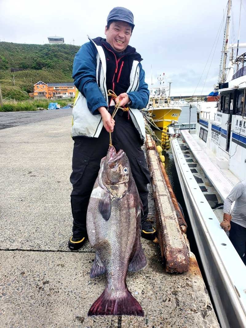 飯岡沖でゲットしたイシナギ(写真は「清勝丸」提供)