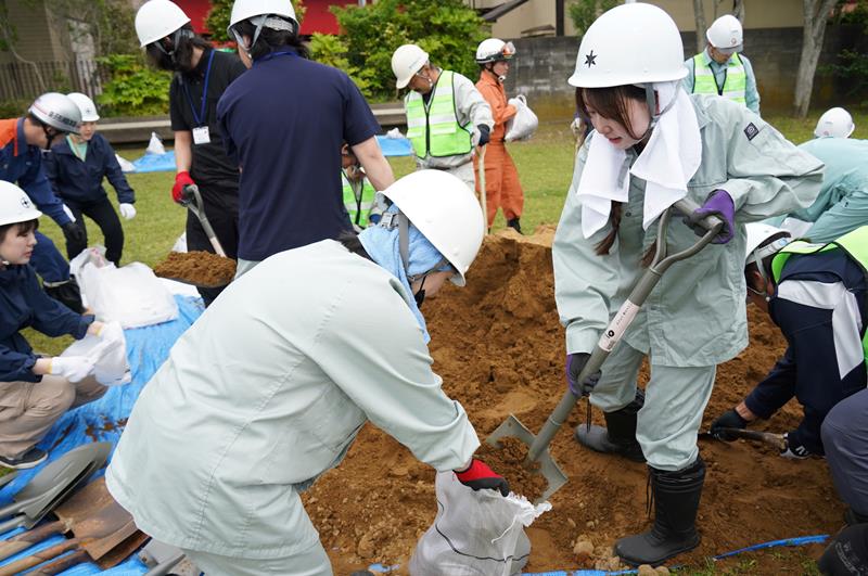 土のう作りに取り組む水防訓練参加者＝銚子市