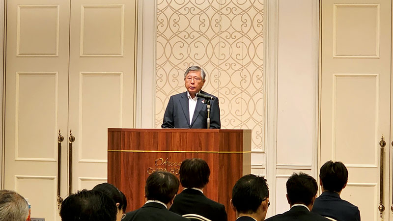 あいさつする佐久間会長＝１６日午前、千葉市中央区のオークラ千葉ホテル