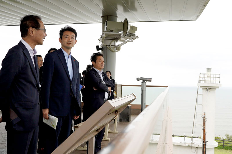 飯岡漁港や海岸を眺められる旭市の飯岡刑部岬展望館で、米本弥一郎市長らと意見を交わす熊谷知事（左から２人目）＝１９日、旭市