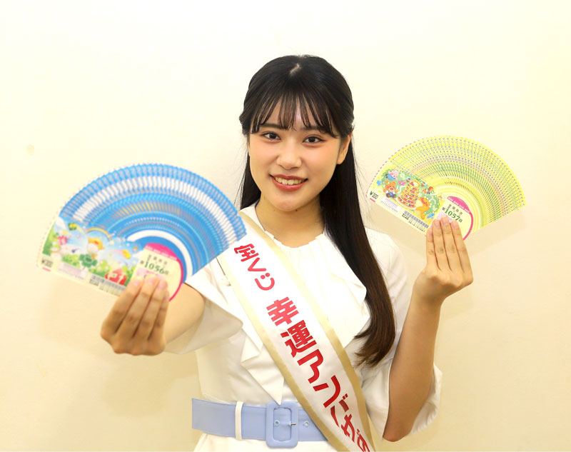 二つの「ドリームジャンボ」をＰＲする小野田さん＝２１日、千葉市中央区の千葉日報社