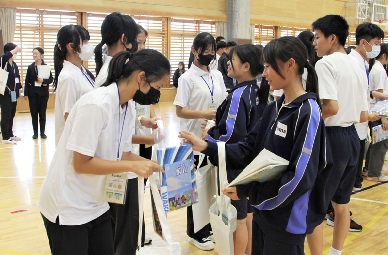 記念品を交換する房南中と馬公中の生徒ら＝館山市