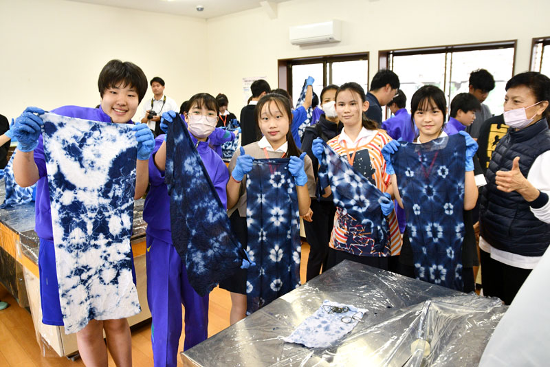 藍染め体験などを通して交流する神崎町と台湾の生徒たち＝２７日、神崎町立神崎中学校