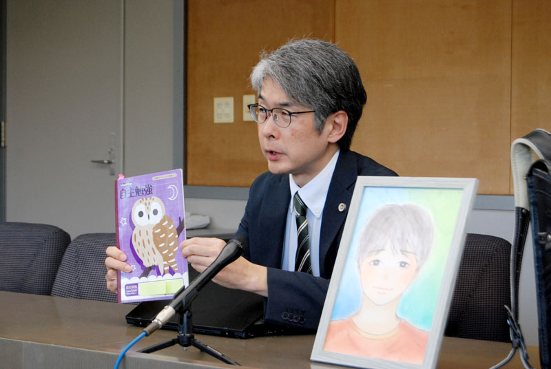 遺族代理人弁護士の記者会見では、男児がメッセージを書き残したノートが示された。男児の姉が描いた、男児の肖像画も並べられた＝２８日、野田市役所