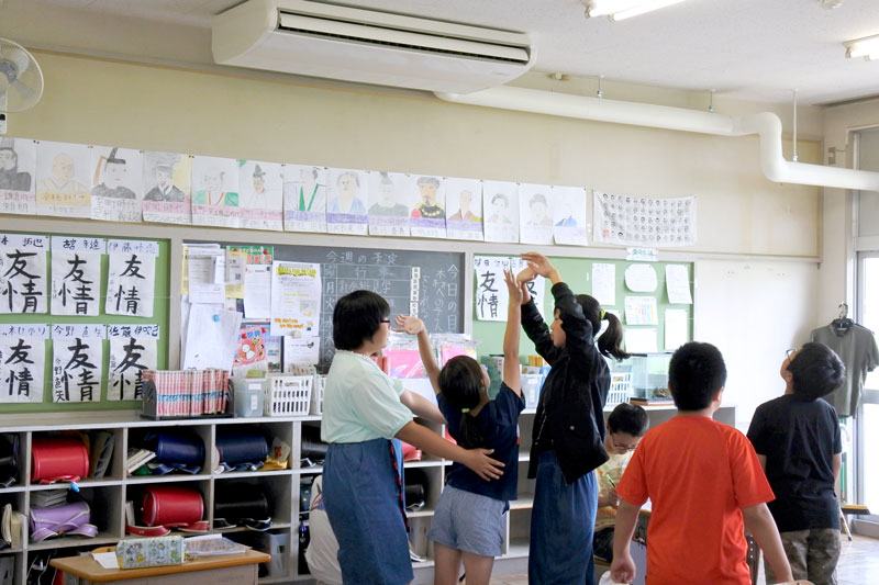 教室に設置されたエアコンの試運転に喜ぶ児童＝２０１９年６月、市原市立五所小学校