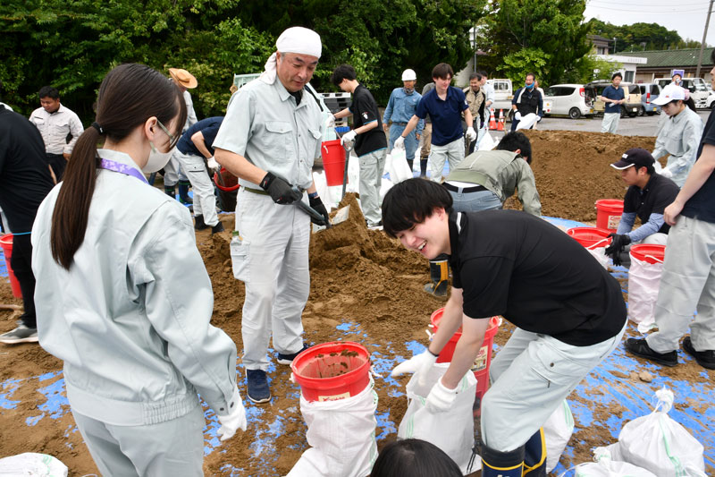 台風に備え、土のう作りに汗を流す町職員ら＝多古町