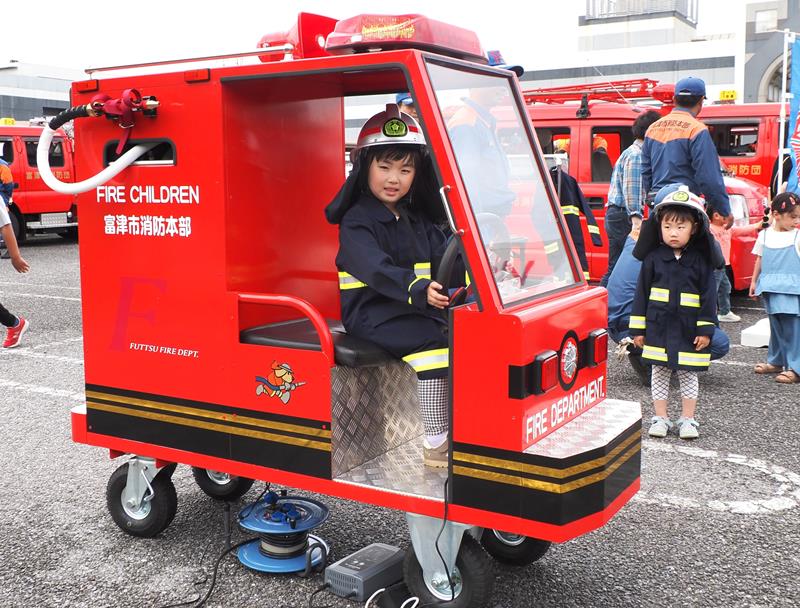 防災フェスタで展示され、好評だった子ども消防車＝富津市