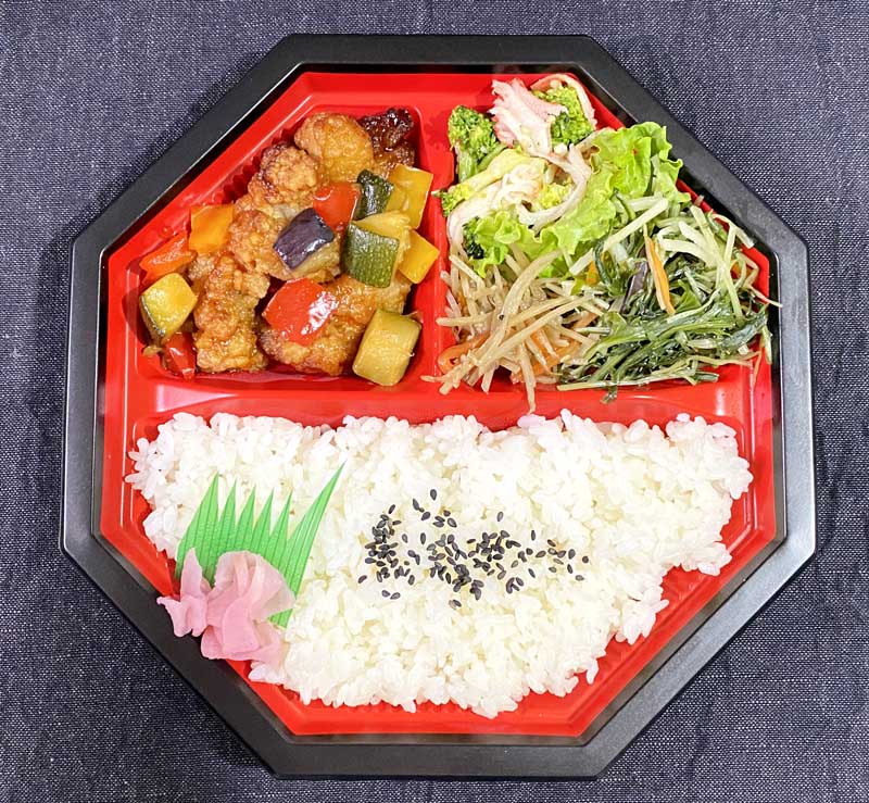彩り野菜を食べる鶏の黒酢あん弁当