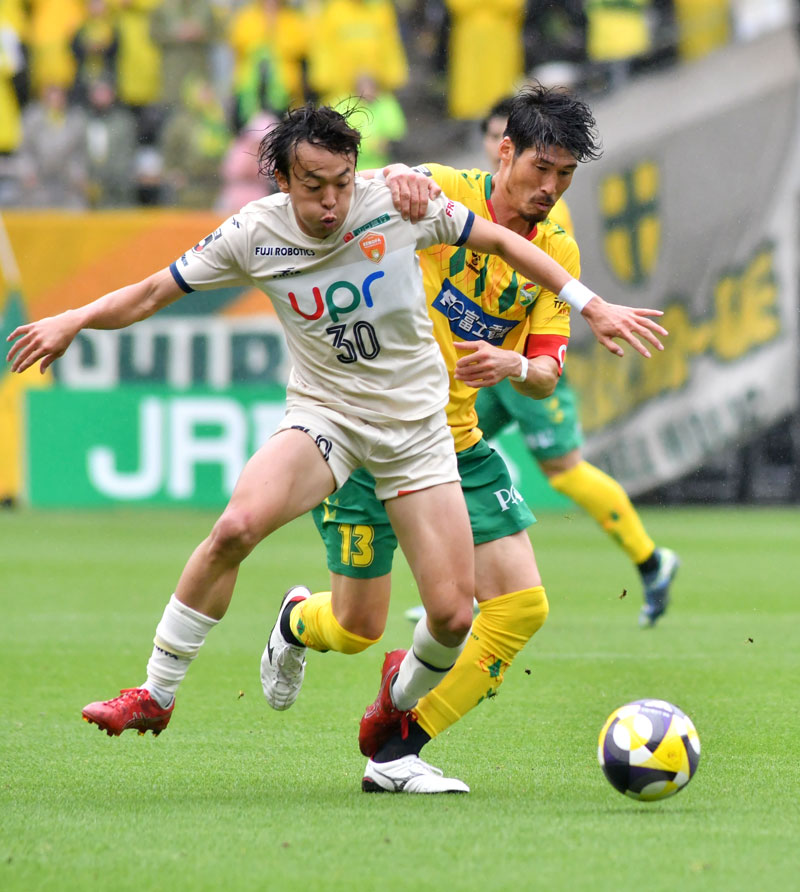 千葉―山口　前半、競り合う千葉・鈴木大（右）＝フクアリ