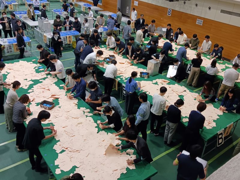 松戸市長選の開票作業に当たる職員ら＝１日夜、同市