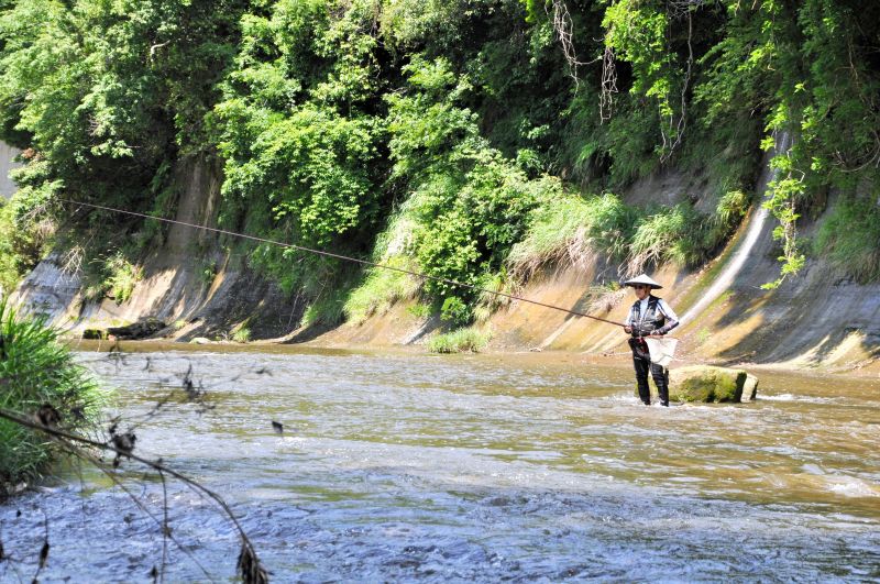 アユ釣りが解禁された養老川で釣り糸を垂れる釣り客＝１日、市原市
