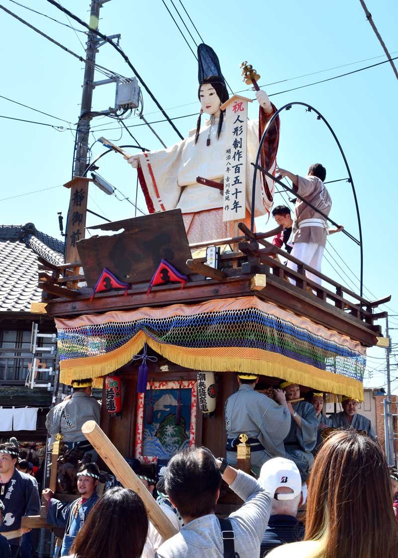 香取市の佐原の町並みに5日、山車人形「静御前」が136年ぶりに里帰りした。同市佐原地区で1875年に作られ、90年に茨城県の潮来に渡った人形で、制作150年を祝って双方の住民らが山車を引き回した 中瀬健太撮影