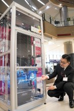 買い物かごを自動除菌　イオンリテール 、感染対策と業務軽減に