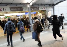 「通勤電車怖い」「朝の満員対策を」緊急事態宣言前と変わらぬ通勤・通学客　連休明け最初の平日　千葉県内主要駅