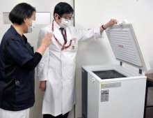 ワクチン用冷凍庫が到着　医師らに先行接種へ　市原の千葉ろうさい病院