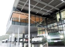 ポルシェ体験施設が木更津にオープン　世界９番目、立体的コースで性能体験　市道に「ポルシェ通り」命名も