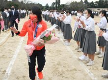 東京五輪ボクシング「銅」　並木選手「応援で取れた」　母校の成田・遠山中に凱旋