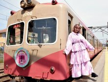 きゃりーぱみゅぱみゅさん、銚子電鉄コラボ電車に初乗車　グッズ売上で駅舎改修も　【会員向け動画あり】