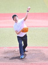 熊谷知事が始球式　「夏の良い思い出を」　第１０４回全国高校野球　千葉大会　第１日
