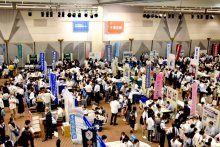 進学フェアに６２５０人　１５５校が出展、受験案内　千葉市の幕張メッセで７日まで