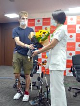 【速報】負傷のウクライナ避難民、千葉大病院を退院　侵攻で大けが、スタッフに感謝「人生最後まで覚えている」