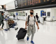 「やっと日本来られた」　成田空港で笑顔　きょう水際対策緩和　訪日客の「個人旅行」解禁　円安も追い風に