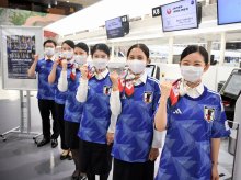 ＜日本代表、Ｗ杯２３日初戦へ＞代表ユニホーム着用し接客　成田空港のＪＡＬ係員