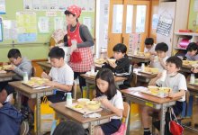 給食に笑顔戻るかな　文科省通知「会話ＯＫ」　千葉県内コロナ感染増、戸惑う現場　「緩和検討」「急には…」