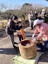粘り強く跳ねる年に　いすみ鉄道国吉駅ホームで餅つき