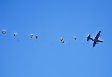 【動画あり】陸自第１空挺団、新年恒例の「降下訓練始め」　３年ぶりに一般公開、米英豪の部隊も参加　船橋・習志野演習場