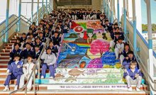 ビッグひな祭り盛り上げへ階段アート　ＪＲ勝浦駅に地元中学生