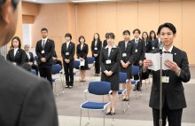 ＮＡＡ入社式　「地域に愛される空港へ」新入社員１６人決意　