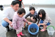 船橋・三番瀬で潮干狩りスタート　「大きい貝見つけた！」　ＧＷ中も開催