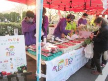 市川の野菜「いちベジ」知って！　トマト、シイタケ、小松菜…格安販売に長蛇の列　ＪＡいちかわ