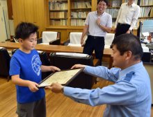川に７０代男性が転落　小３児童「助けて」の声聞き走って連絡　鴨川署が感謝状