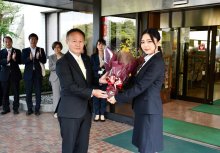 再選の椿・神崎町長が初登庁　「町を明るく元気に」