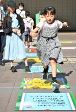 成田空港で「リアル人生ゲーム」　親子ら、空港機能やＳＤＧｓ学ぶ　マス目に「外国人を助け２千ドルもらう」「騒音を減らすため２万ドル払う」
