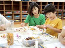 廃品でおもちゃ、アート　柏・麗澤幼稚園　４５家族ＳＤＧｓ楽しく学ぶ